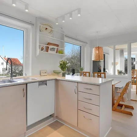 4 Bedroom Beautiful In Dom wakacyjny Allinge-Sandvig