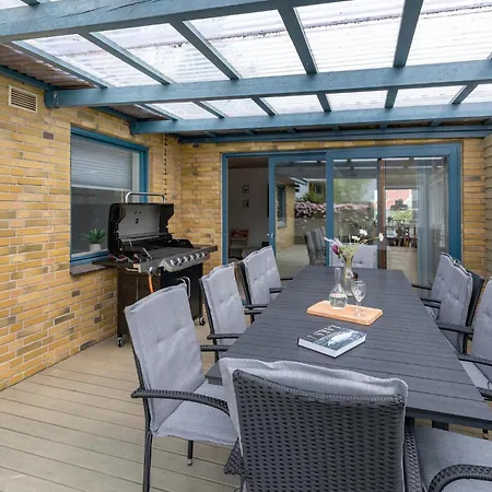 Dom wakacyjny 4 Bedroom Beautiful In *