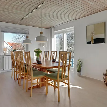 Dom wakacyjny 4 Bedroom Beautiful In Allinge-Sandvig