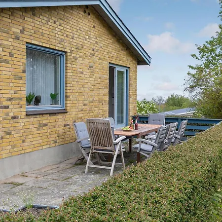 Dom wakacyjny 4 Bedroom Beautiful In *