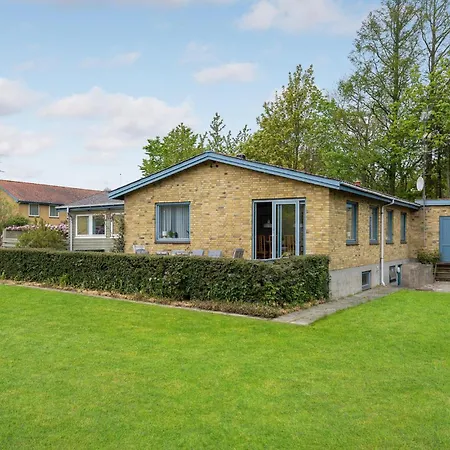 Dom wakacyjny 4 Bedroom Beautiful In Allinge-Sandvig